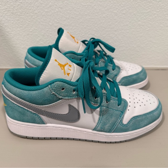 Jordan Sneakers Teal and White - Picture 2 of 6